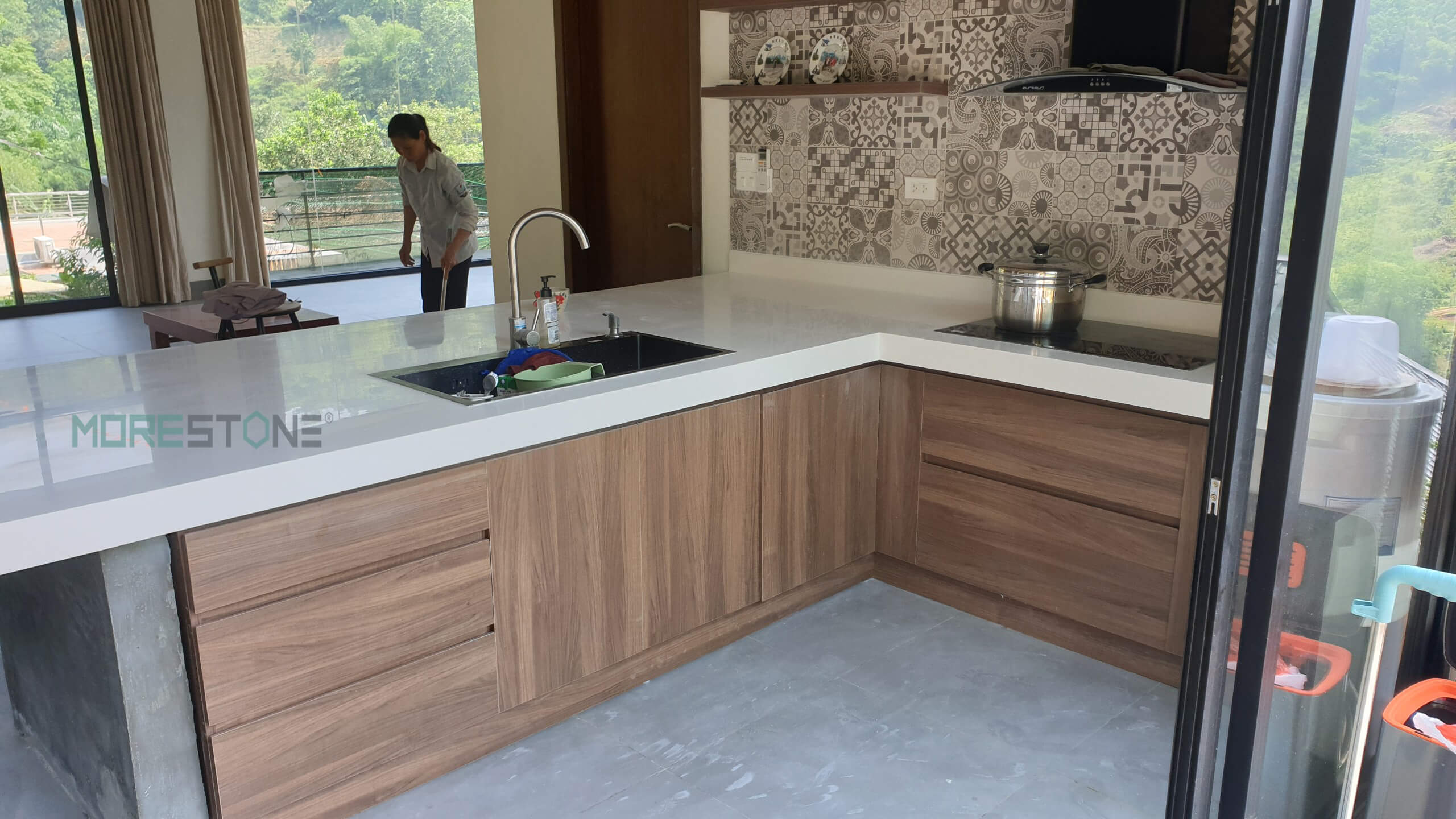 Đá ốp bếp phù hợp với mọi chất liệu tủ bếp từ gỗ tự nhiên, gỗ công nghiệp hay khối bê tông Nội thất phòng bếp